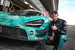 The pole of Macdonald (Greystone GT McLaren) heats up the final title battle
